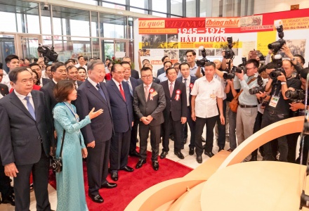 Tổng Bí thư Tô Lâm, nguyên Tổng Bí thư Nông Đức Mạnh, Chủ tịch Quốc hội Trần Thanh Mẫn và các đồng chí Lãnh đạo Đảng, Nhà nước tham quan, nghe giới thiệu tại các gian trưng bày ở Hội báo toàn quốc năm 2025